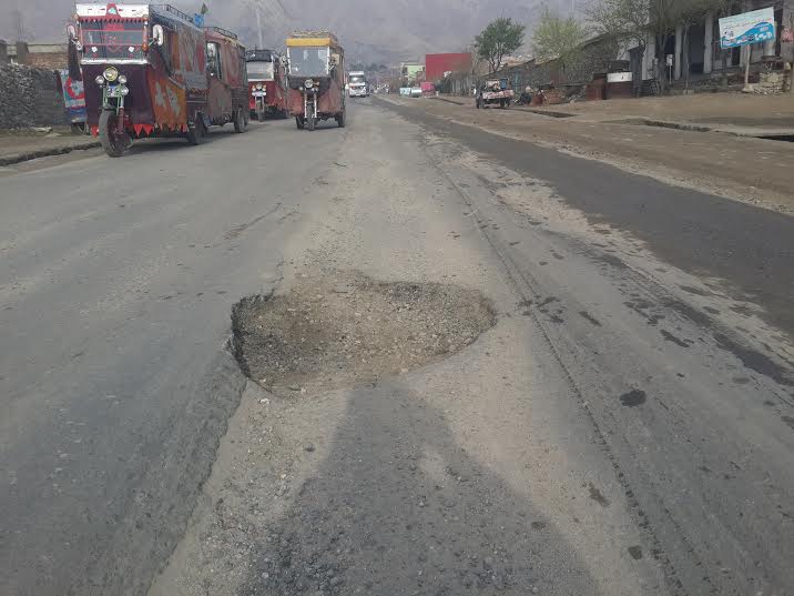 باشندگان پروان از تخريب برخى جاده ها در اين ولايت شکايت دارند