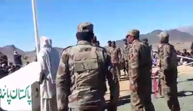 نظاميان پاکستانى بيرق کشور خود را در بهرامچۀ هلمند برافراشته اند