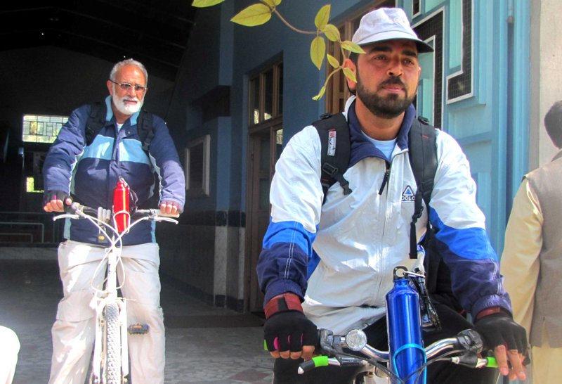 Two cyclists to travel