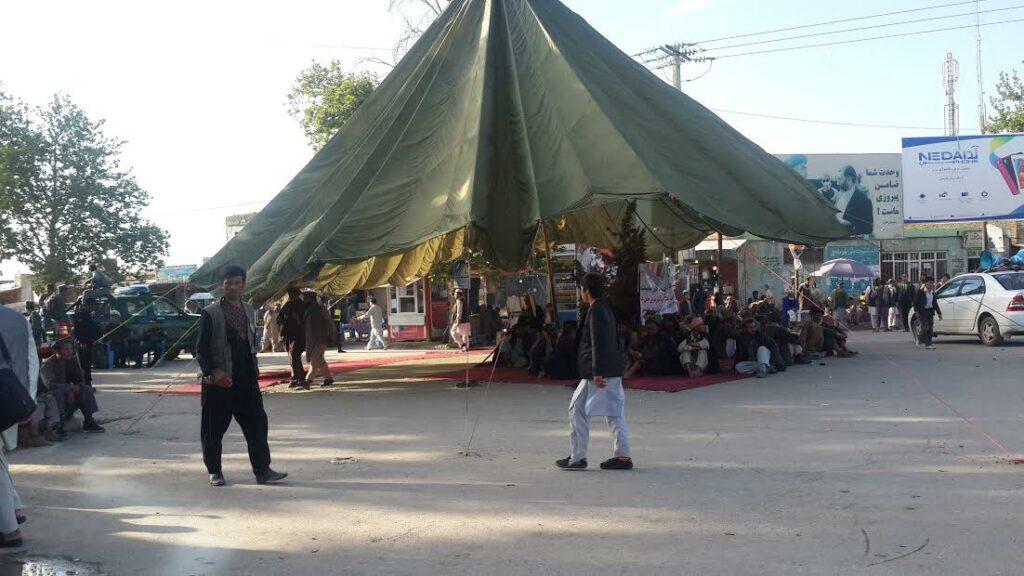 تخار کې د معلولینو او شهیدانو د کورنیو غړو تحصن دویمې ورځې ته وغځېد