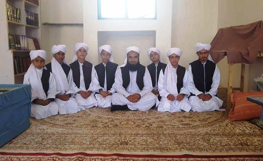 ده ها تن پس از فراگيرى تعليمات اسلامى از يک مدرسه در نيمروز فارغ شدند