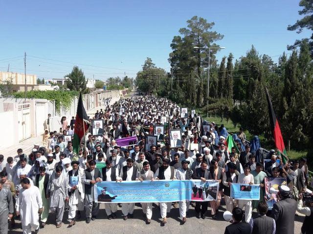 صدها باشندۀ هلمند درحمايت از سخنرانى اخير رييس جمهور راهپيمايى کردند