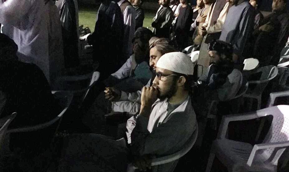 حقوقدانان: ايستاد شدن به احترام سرود ملى يک مسووليت اخلاقى است