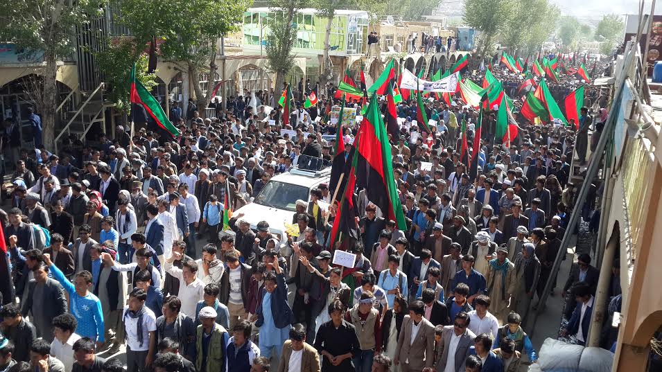 تظاهرات کنندگان در باميان بر تغيير مسيرخط برق توتاپ تاکيدکردند