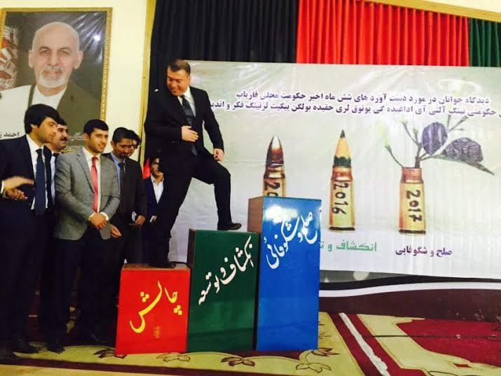 جوانان: والى فارياب توانسته اين ولايت را از چالشها بيرون کند