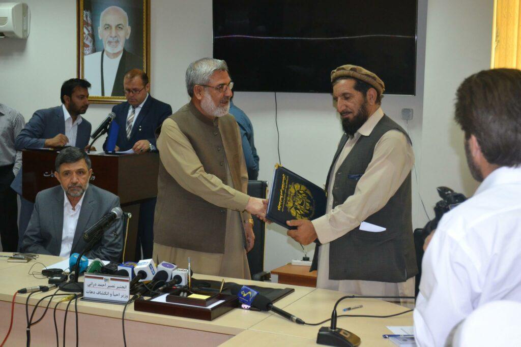 قراردادهای اجرای ۷۱ پروژه عام المنفعه از سوی وزارت احیا وانکشاف دهات امضا شد