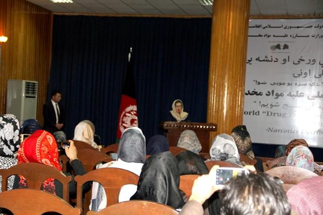 حدود ۸۵۰ هزار زن در افغانستان به مواد مخدر معتاد هستند