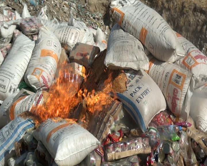 پانزده تُن موادخوراکى تاريخ گذشته در سرپل حریق گرديد