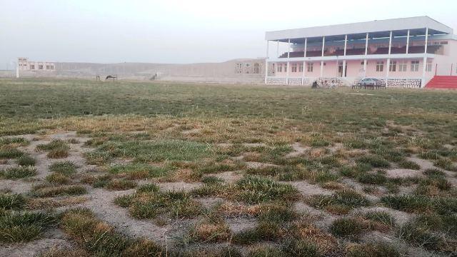ميدان ورزشى ارزگان که با هزينه يک ميليون دالر اعمار شده در حالى تخريب قرار دارد