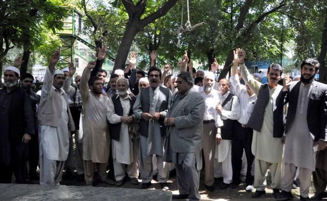 “سند ملکیت در دست داريم اما تا حال صاحب یک نمره زمین نشده ایم”