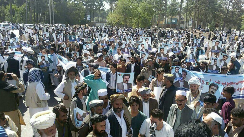 هواداران رييس شوراى ولايتى هرات دست به گردهمايى اعتراضى زدند