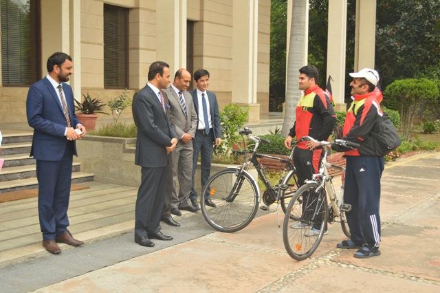 Afghan cyclists with message of peace reach India