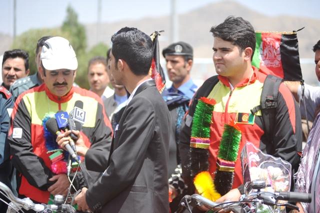 دو بایسکلران افغان بعد از رساندن پیام صلح به ١٥ کشور دو باره باز گشتند