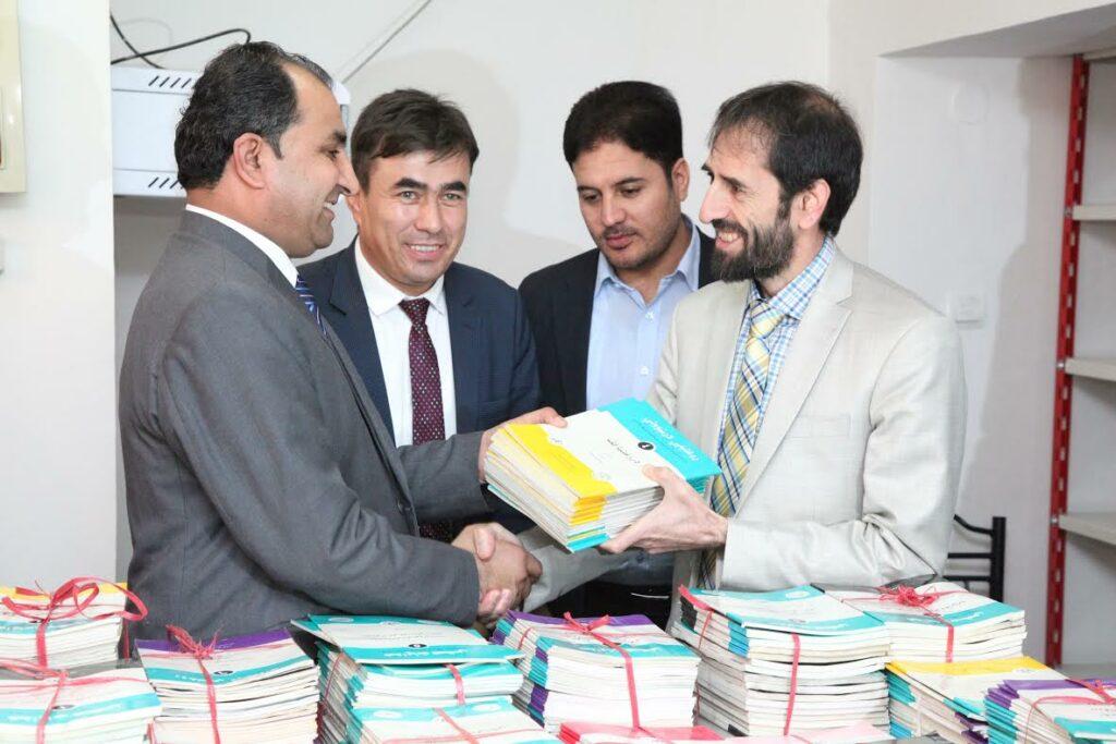 ٨٠٠٠ جلد کتاب مطالعوی به وزارت معارف کمک شد