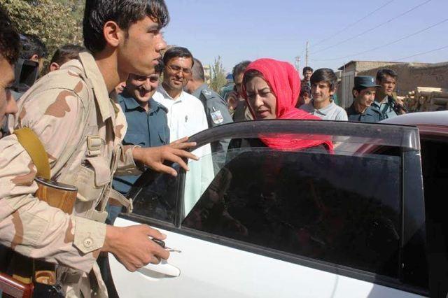 د تخار په مرکز تالقانو کې د موټرو تورې ښیښې پاکې او ګڼې وسلې ټولې شوې