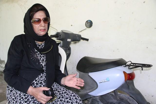 يک زن در سن ۶۰ سالگی موترسایکل سواری می کند