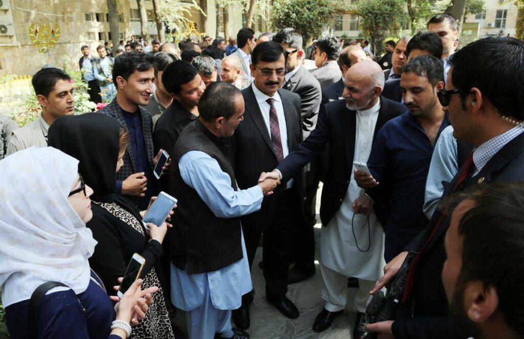 President pays surprise visit to state-run hospitals in Kabul
