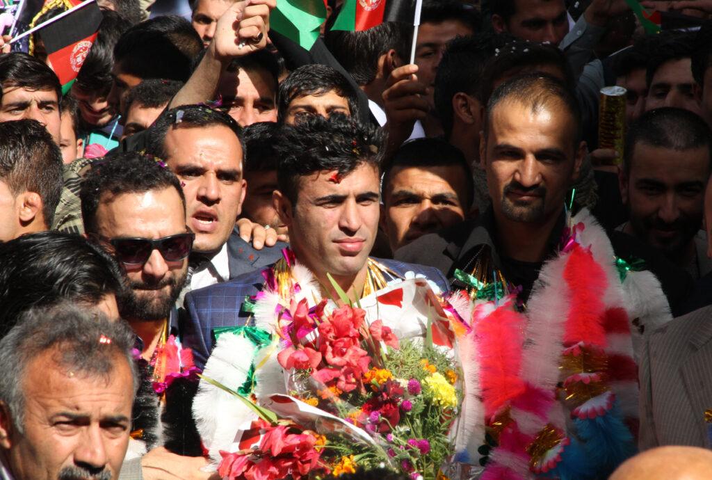 باشندگان کابل از بازگشت احمد ولی هوتک به کشور استقبال کردند