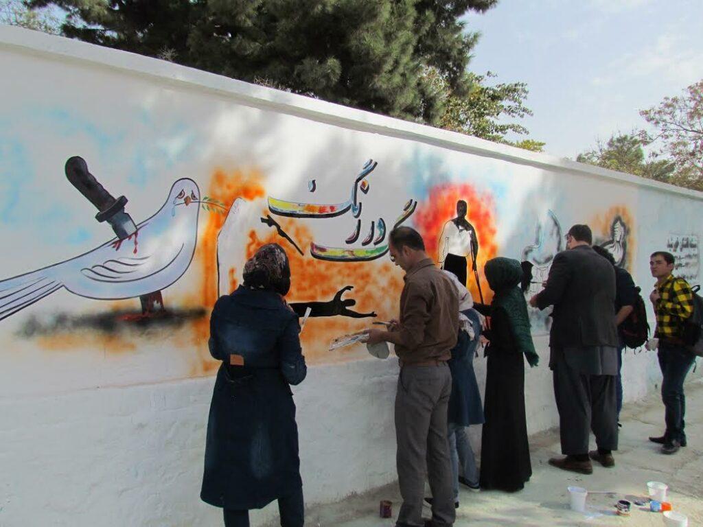 د مزار شریف ښار پر دېوالونو د هنر نړیوالې ورځې په ویاړ انځورونه وکښل شول