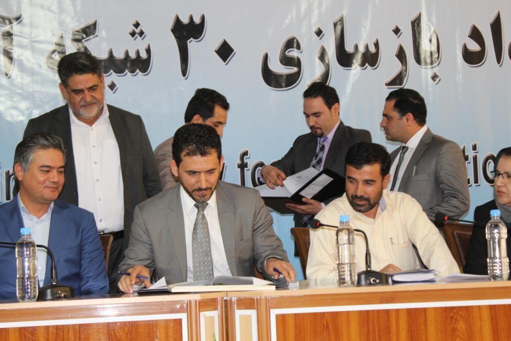 قراردادهاى ايجاد و بازسازى٣٠ شبکۀ آبيارى در پنج ولايت امضا شد