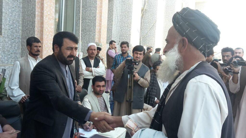 په هلمند کې له بېځایه شوو سره نغدي مرسته کېږي