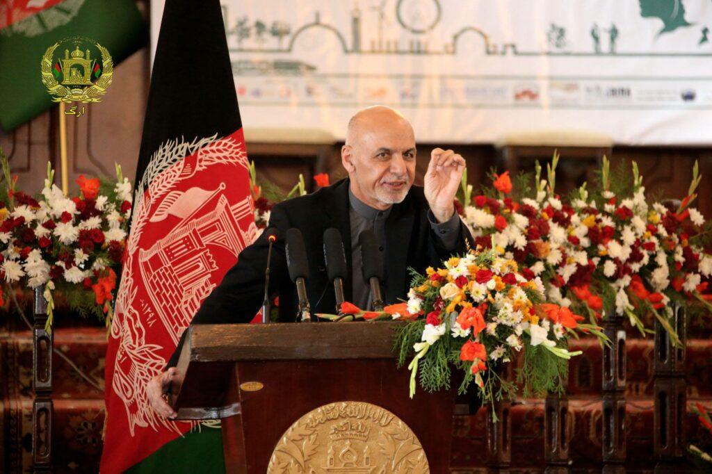 اشرف غني: د کابل پانګه وال همت نه لري د خپلو کورونو د مخې سرکونه قير کړي