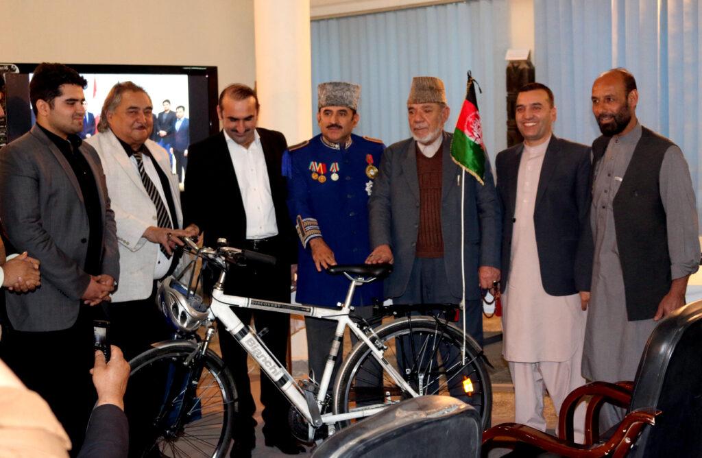 دو شهروند افغانستان می گویند پیام صلح افغان ها را با بایسکل به سازمان ملل متحد رسانده اند