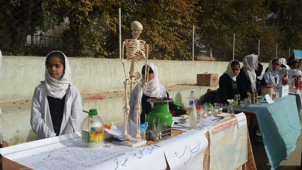 شاگردان  مکاتب جوزجان يافته های تعليمی را به شکل عملى به نمايش گذاشتند