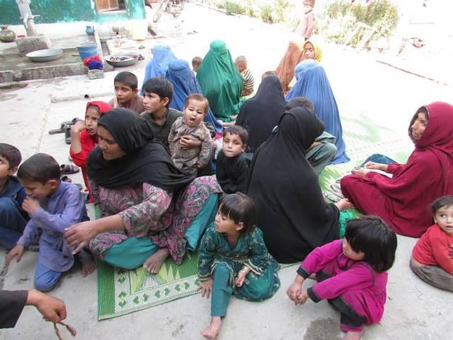 خانواده هایى که از اثر حملات پاکستان در کنر بیجا شده اند خواهان کمک شدند