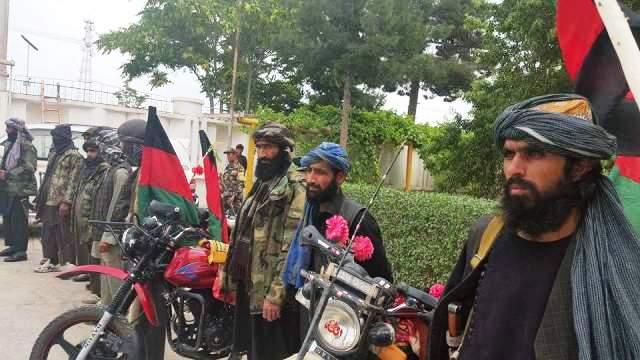 “یک فرماندۀ گروه طالبان درغور به دولت پیوست”