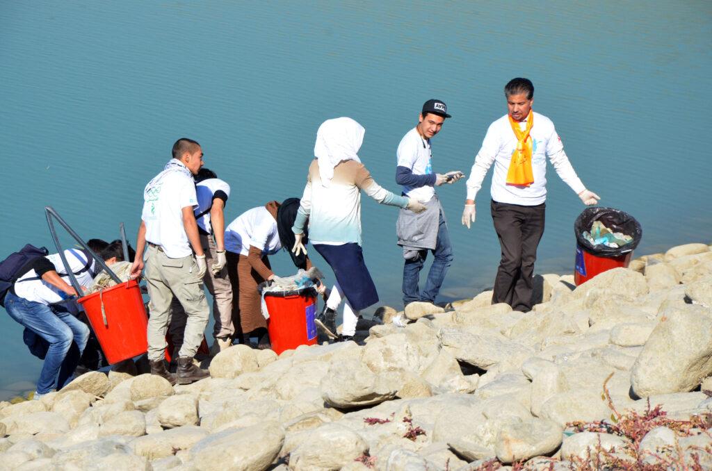 جوانان رضاکار ساحه بند قرغۀ کابل را وجود کثافات پاک کاری کردند