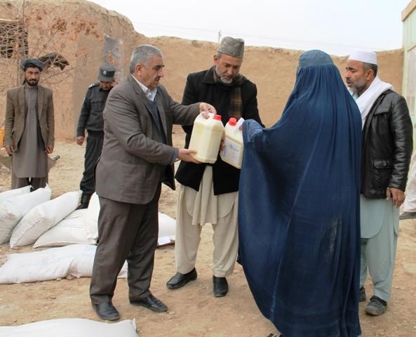 توزیع مواد خوراکی و پول نقد به ٨٧٥ خانواده در سرپل آغاز شد