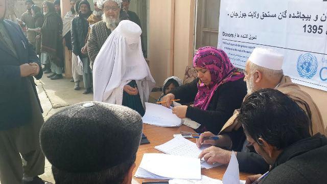 ٦٧٦ خانوادۀ مهاجر در سمنگان کمک نقدى دريافت کرد