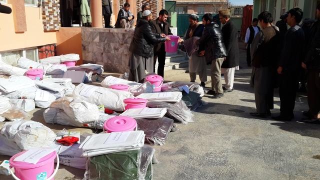 روند توزیع کمک به آسیب دیدگان جنگ در فاریاب آغاز شد