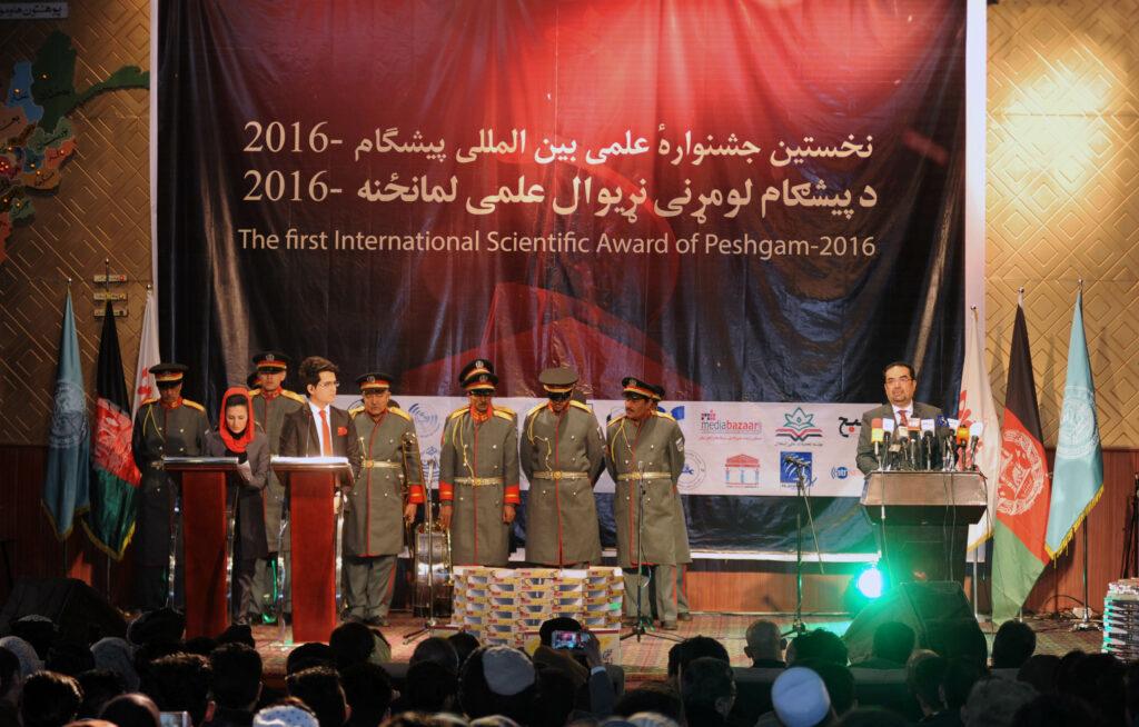 در اولين جشنواره هنری بین المللی ٣٠ تن مورد تقدير قرار گرفتند