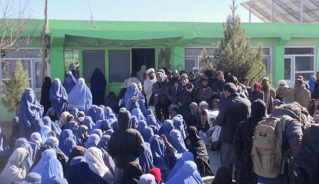 950 displaced families receive cash aid in Uruzgan