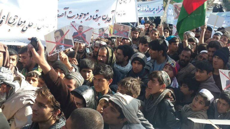 مظاهره کنندگان خواهان برکناری والی فراه شدند