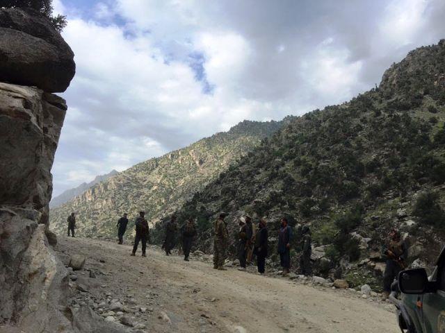 باشندگان دو منطقه در نورستان بخاطر قرارداد سرک با هم درگير شده اند