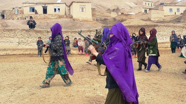 Darz Ab women up in arms against Daesh insurgents