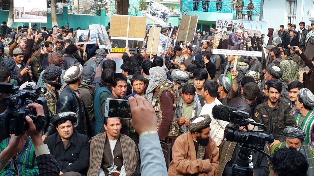 صدها تن در فارياب به حمايت از جنرال دوستم مظاهره کردند