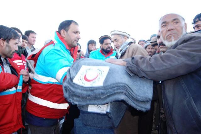 با خانواده های قربانیان برفکوچ در پروان مساعدت صورت گرفت