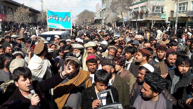 پکـتيا کې  سلګـونه کـسانو د پاکـستان پر ضد لاريون وکـړ
