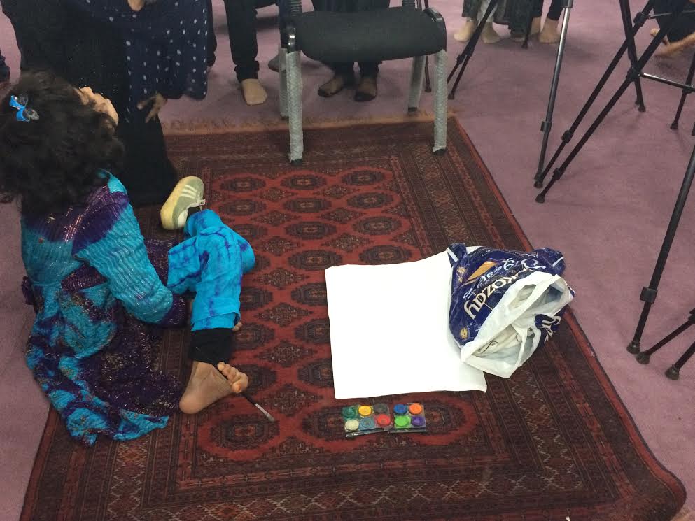 کودک معلول ١٣ سالۀ هراتى با انگشتان پايش نقاشى مى کند