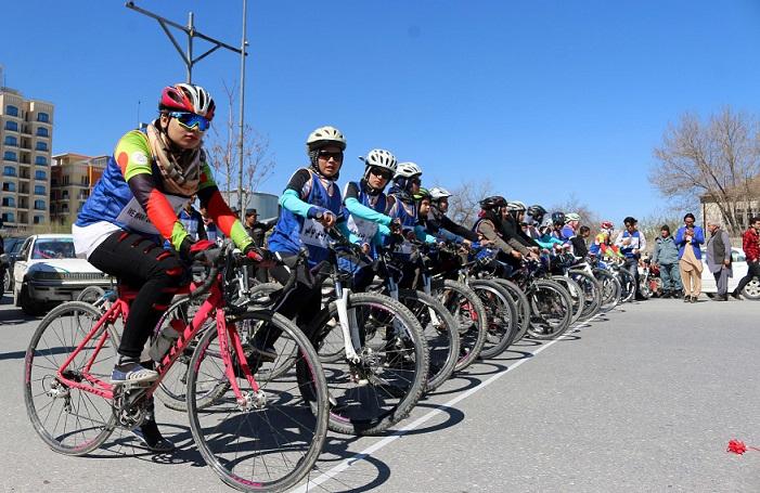 ده­ها زن در جوزجان در مسابقات رکاب زنى اشتراک کردند