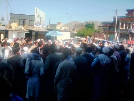 Police at Pakistani consulate fleece visa applicants