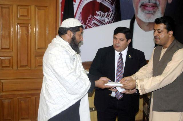 د کندهار  هوايي ډګر  د پنځو وژل شوو ښځینه کارکوونکو له کورنیو سره مرسته وشوه