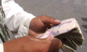 صرافان هرات خواهان توزیع پول جدید در بازار اند