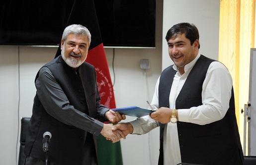 قرارداد احداث و بازسازی ده ها کیلومتر سرک در ٨ ولايت کشور امضا شد