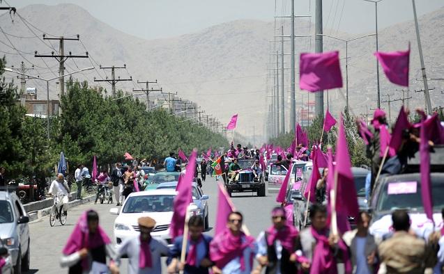 Sounding horns, protesters return to Kabul streets