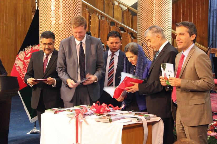 کتاب ترانه ها به زبانهاى پشتو، درى و ازبيکى براى کودکان رونمايى شد